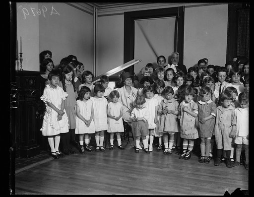 The first piano to be transported by airplane, [...] brought from New York to Washington recently, was [...]d to the Friendship Settlement House, Washington, [...] afternoon, May 19th., by Mrs. Coolidge. Mrs. Coolidge [...]e this institution herself, for the gift
