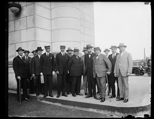 Belgians in Capitol on Debt Funding Commis[...] The members of the Belgian Debt Commission arrived i[...] Washington Thursday evening, August 6th and were met at the [...] Union Station by State and Treasury Department officials. Belgian Ambassador, Baron De Cartier is fourth from the rig[...] forme