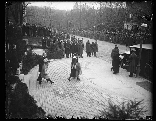 Crowd outside Woodrow Wilson house, Washington, D.C.