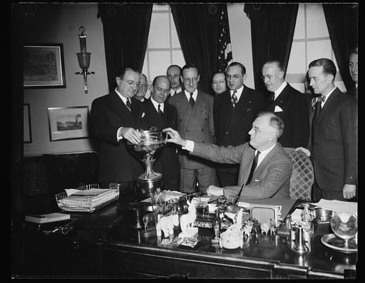 CHIEF EXECUTIVE PRESENTS PRESIDENT'S CUP TO WINNER OF REGATTA. WASHINGTON, D.C. PRESIDENT ROOSEVELT TODAY PERSONALLY PRESENTED THE PRESIDENT'S CUP TO HERBERT A. MENDELSON OF DETROIT, WINNER OF THE PRESIDENT'S CUP REGATTA ON THE POTOMAC RIVER LAST SEPTEMBER. L TO R: HERBERT A. MENDELSON; GORDON LEECH