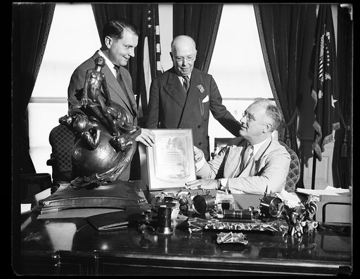 GUESTS THAT HAVE INDICATED THEIR PRESENCE AT THE COLLIER TROPHY PRESENTATION. WASHINGTON, D.C. L TO R: C.F. HORNER, PRESIDENT OF THE NATIONAL AERONAUTIC ASSOCIATION, AND GENERAL ARNOLD HENRY H. ARE SHOWN AS THEY PRESENT PRESIDENT ROOSEVELT WITH THE COLLIER TROPHY