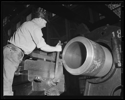 New gun coming up for the Navy. Major caliber guns in manufacture at an eastern Navy yard. This is one of the eleven arsenals working in various parts of the country for the expanded Navy war program