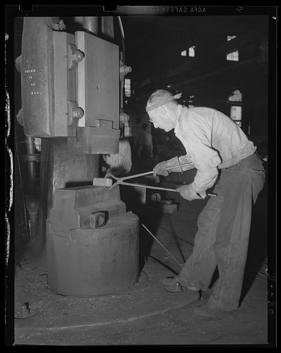 Small part for Navy gun. Drop forging a part for one of the smaller guns being turned out in an eastern Navy yard. This is part of the war program calling for the completion of hundreds of new warships