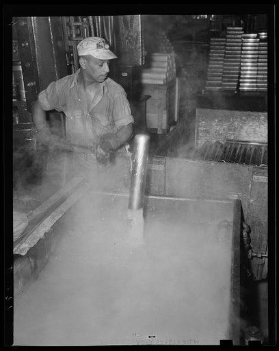 Dunking rough cartridge cases. Between drawing operations, cartridge cases have to be washed. A large eastern arsenal is turning these out for the Army's 75s.