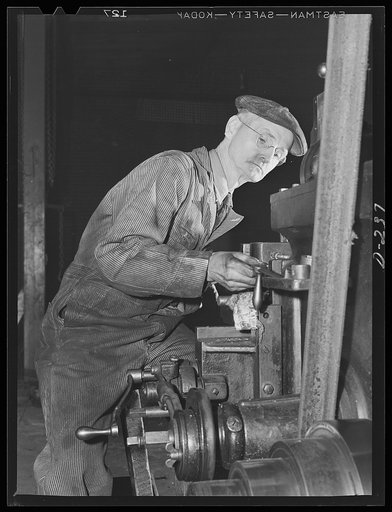 Shenandoah Valley. W.W. Walton cutting a ratchet on a shaper in the Staunton Machine Works, Staunton, Virginia