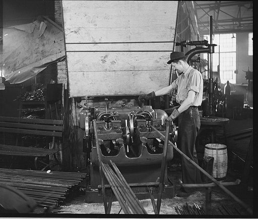 Threading machine (bars are used for concrete reinforcements in Army camp). Gichner Iron Works, Washington, D.C.