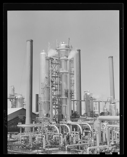 New type oil refining plant on property of Union Oil, a far western oil company