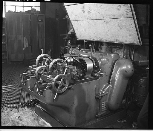 Threading machine (bars are used for concrete reinforcements in Army camp). Gichner Iron Works, Washington, D.C.