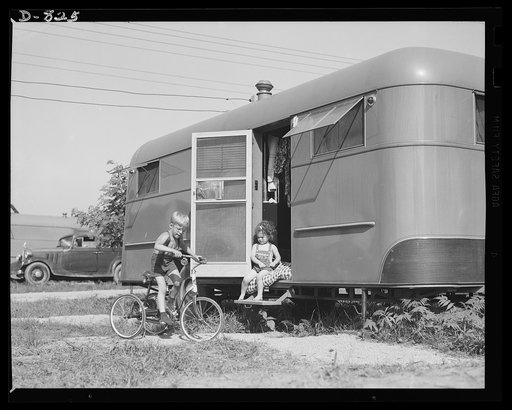 Defense housing, Erie, Pennsylvania. Each defense trailer is located on a plot of ground 25 x 50 feet, assuring a fine degree of privacy and room for children to play. Standards set up by the Office of Emergency Management (OEM) Division of Defense Housing for trailers provide a minimum overall leng