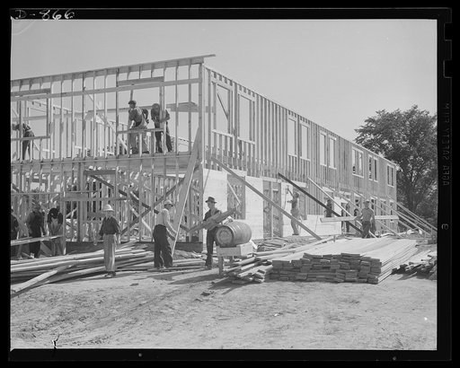 Defense housing, Erie, Pennsylvania. A sheeting crew of fourteen men follows on the heels of the stud and jointing crew. In an amazingly short time this crew sheets the outside walls, the floors, and the roof. Here the crew is well along on the walls a few hours after taking over