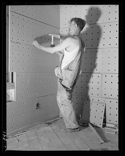 Defense housing, Erie, Pennsylvania. Pre-fabricated sheets of asbestos reinforced with gypsum serve as an economical base for plaster walls and ceilings. These sheets, nailed directly to studs, also afford protection against heat and cold. A crew of fourteen men (ten lathers and four laborers) can l