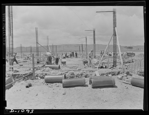 Plant construction. Denver ordnance plant, Denver, Colorado. Setting up forms and steel rod reinforcing for one of the poured concrete buildings at the Denver ordnance plant which will produce small arms ammunition. Other buildings are of steel girder and brick construction