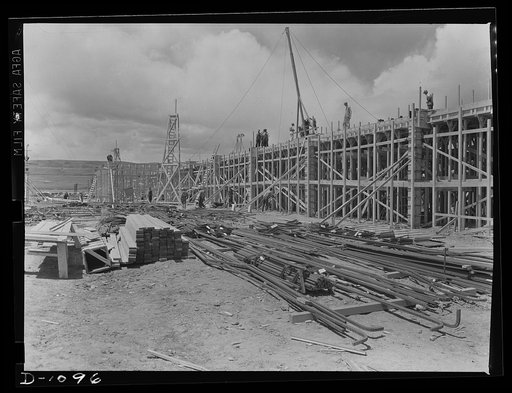 Plant construction. Denver ordnance plant, Denver, Colorado. Setting up forms and steel rod reinforcing for one of the poured concrete buildings at the Denver ordnance plant which will produce small arms ammunition. Other buildings are of steel girder and brick construction