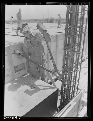 Plant construction. Denver ordnance plant, Denver, Colorado. Setting up forms and steel rod reinforcing for one of the poured concrete buildings at the Denver ordnance plant which will produce small arms ammunition. Other buildings are of steel girder and brick construction