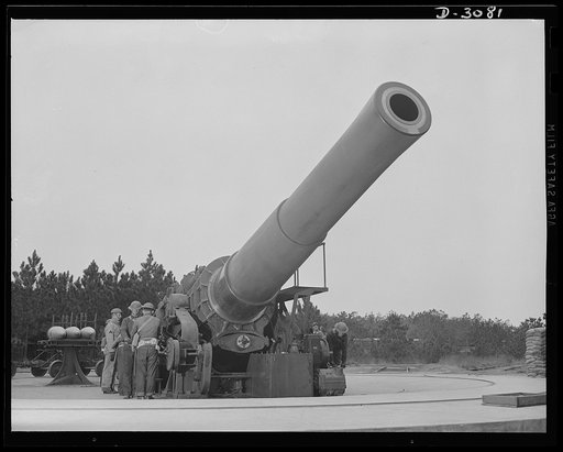 Fort Story coast defense. A sixteen-inch howitzer at Fort Story, Virginia and fighting men who operate it