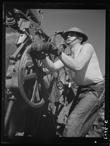 Fort Story coast defense. One of Uncle Sam's fighting men at Fort Story, Virginia adjusts the range on one of the giant guns which line the shore