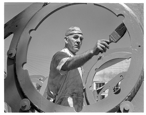 De Land pool. Skilled craftsmen. Sixty-year-old George Lane, former house painter, is a valuable worker in the De Land, Florida pool. He served in the last war with the British Army from Vimy Ridge to the Occupation. Two of his sons are in the American Army, one with the Air Corps in Australia. His 