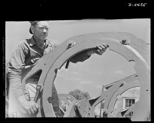 De Land pool. Skilled craftsmen. Speed, speed, and more speed is the watchword in the De Land, Florida pool, where former shoe clerks, salesmen and farmers, men from every walk of life, are working shoulder to shoulder in the Babcock plant, turning out war work with grim efficiency. L.A. Lutrell, ab