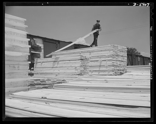 Fort Knox. Army cantonment construction. Lumber is unloaded at Fort Knox, Kentucky for use in the building of barracks and other structures needed by the Army in the training of soldiers for combat duty