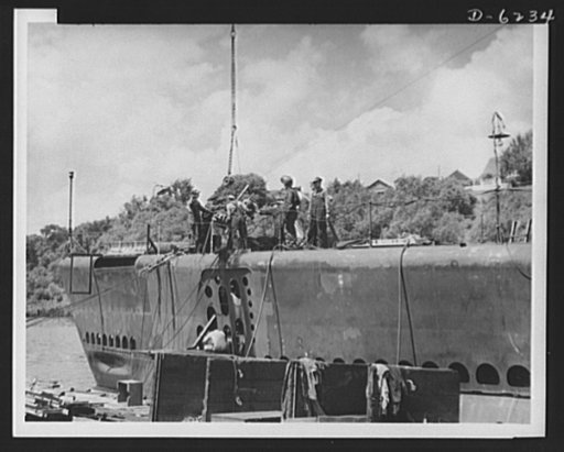 Production. Submarines. Installation of an engine part in a submarine under construction at Manitowoc, Wisconsin
