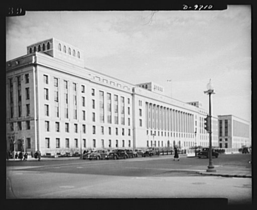 War workers. Social activities.  The south building of the Department of Agriculture, Washington, D.C.