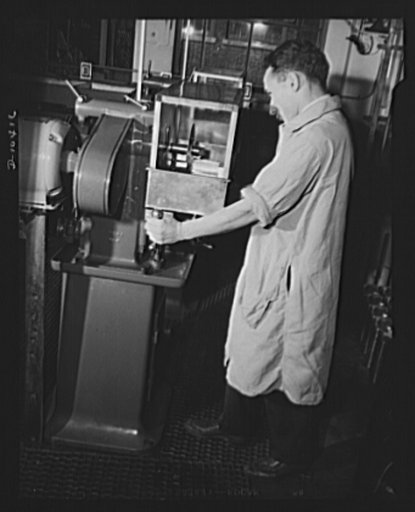Mechanical slicing machine for cutting wafers from rough quartz