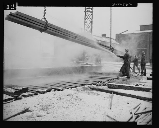 Denver, Colorado. Workers giving ship steel a thorough rinsing after it has been "pickled" in the highest steel "pickling" vat in the world. The "pickling" operation, giving steel a sulphuric bath to remove mill scale, is a common sight at Seaboard Shipyards, and is something unique at the mile-high