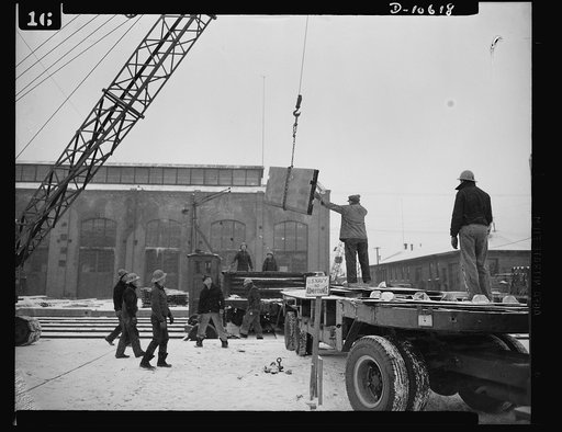 Denver, Colorado. Loading pre-fabricated steel parts of giant hulls of escort vessels for shipment to Mare Island Navy Yard for assembly