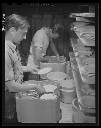 Loading dishes into containers preparatory to baking. Shenango Pottery Works, Newcastle, Pennsylvania