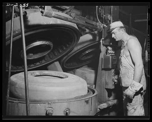 Closing the cover of the mold. Entirely automatic, the "watch-case" mold is closed by pushing a button, which starts several operations. First the airbag is filled with live steam which circulates during the entire process; next an automatic timer sets itself for the proper length of time and temper