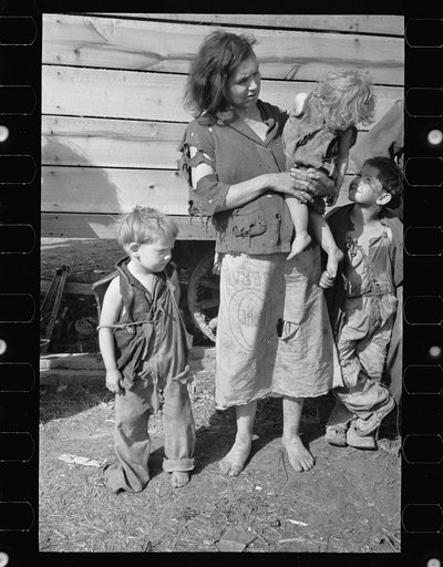 Mother and baby of family of nine living in field on U.S. Route 70 in Tennessee, near Tennessee River