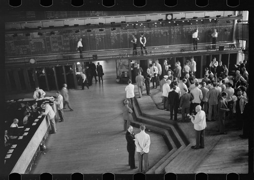 Grain exchange, Minneapolis, Minnesota. Pit on right, telegraph office on left