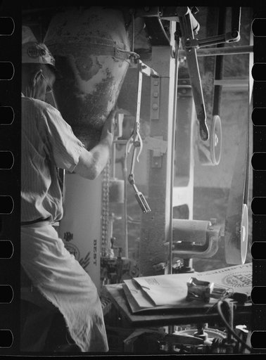 Untitled photo, possibly related to: Packing flour at Pillsbury mill, Minneapolis, Minnesota