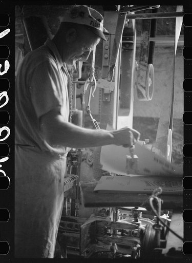 Untitled photo, possibly related to: Packing flour at Pillsbury mill, Minneapolis, Minnesota