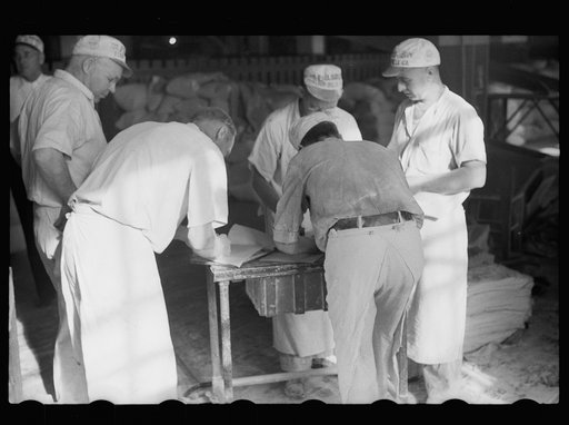 Untitled photo, possibly related to: Packing flour, Pillsbury mills, Minneapolis, Minnesota
