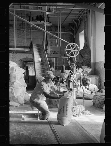 Packing flour, Pillsbury mills, Minneapolis, Minnesota