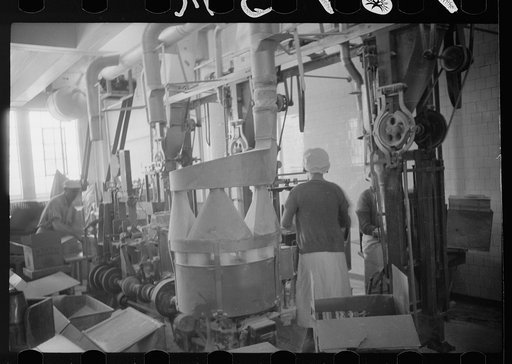Untitled photo, possibly related to: Packing flour, Pillsbury mills, Minneapolis, Minnesota