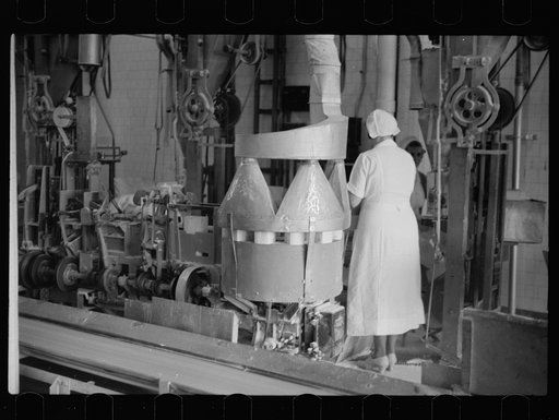 Untitled photo, possibly related to: Packing flour, Pillsbury mills, Minneapolis, Minnesota