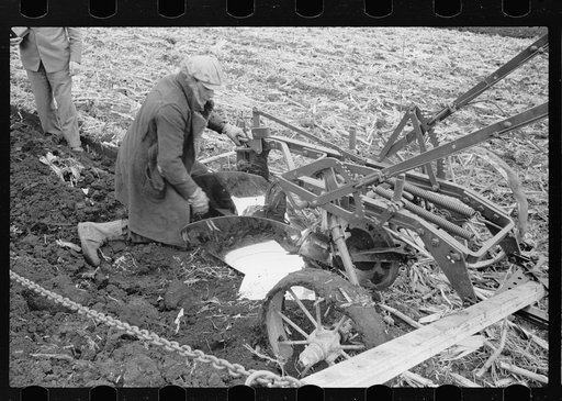 Untitled photo, possibly related to: Spreading manure, Grundy County, Iowa