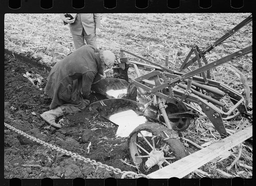 Untitled photo, possibly related to: Spreading manure, Grundy County, Iowa