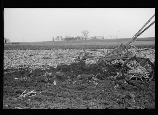 Untitled photo, possibly related to: Spreading manure, Grundy County, Iowa