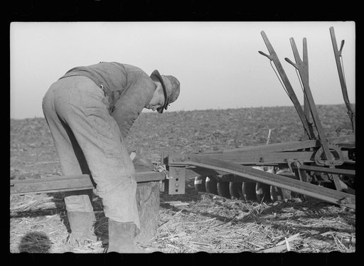 Detaching disc from tractor at end of day's work, Grundy County, Iowa