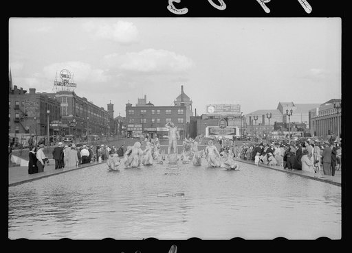 Untitled photo, possibly related to: Fountain in front of Union Station, St. Louis, Missouri