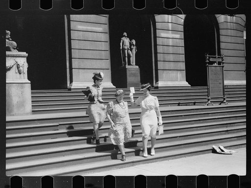 Ladies leaving Art Institute, Chicago, Illinois