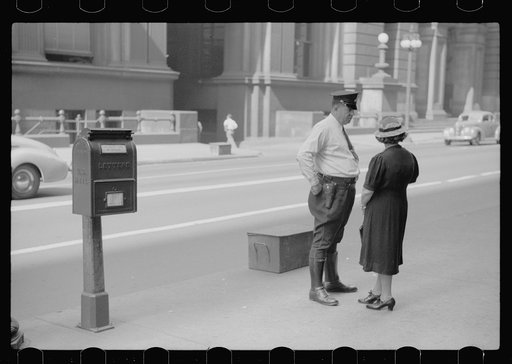 Lady talking to policeman, Chicago, Illinois