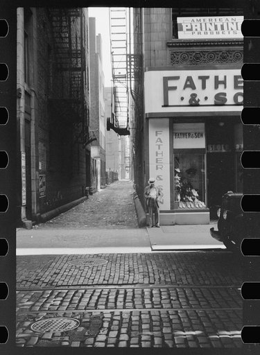 Alley, downtown Chicago, Illinois