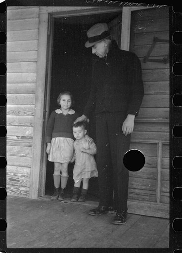 Untitled photo, possibly related to: Mr. and Mrs. Louis Lynch, tract no. 189, Johnston County, North Carolina