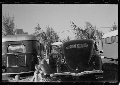 Scene in an auto trailer camp near Dania, Florida, where 200 cars are encamped. This is one of Florida's higher class trailer camps, the rates being $5.00 weekly including electricity