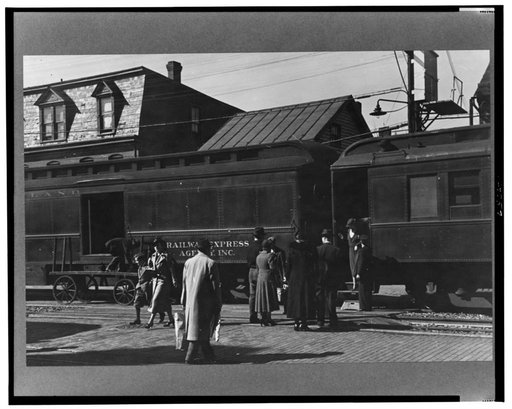 Passengers arriving at railroad station, Hagerstown, Maryland