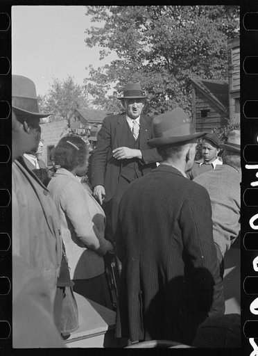 Untitled photo, possibly related to: Furniture auction, Hagerstown, Maryland